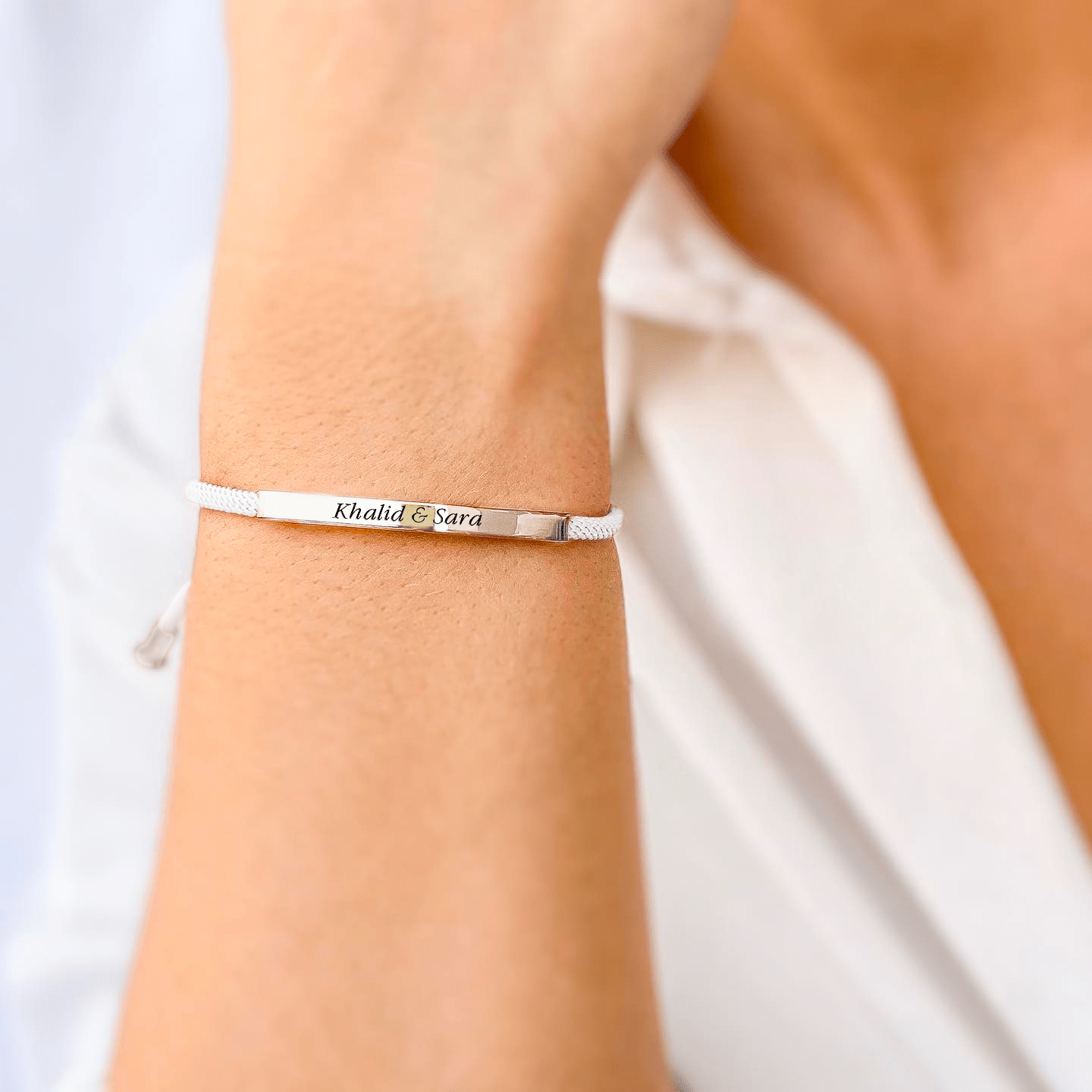 Promesse Engraved Name Bracelet in Silver, White Feather
